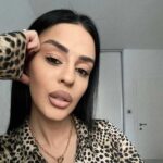 Rad studentkinje jelene na kusu enterijera 01